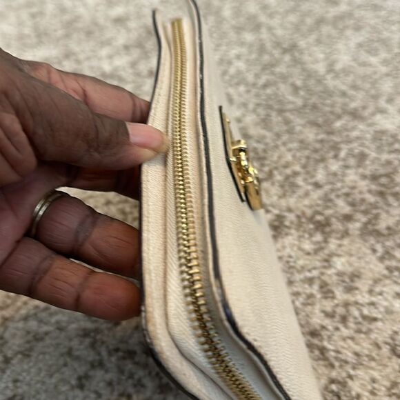 Michael Kors Cream Hamilton Wallet - Picture 5 of 8